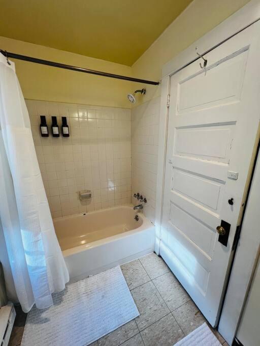 4 Bedroom Dc'S Best Location With Parking, Walk To Clarendon Metro, Shopping And Nightlife! Arlington Ngoại thất bức ảnh